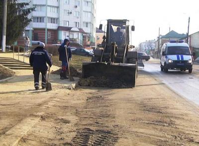 В Ливнах ведется работа по очистке дорог и тротуаров от песка